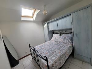 Le Bluey في Chabris: غرفة نوم صغيرة مع سرير في غرفة