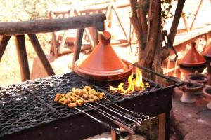 馬拉喀什的住宿－DAR ESSHRA，烤架,锅子和一些食物