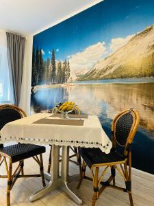 a dining room with a table with a view of a lake at Wohnung im Zentrum von Albstadt in Albstadt
