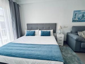 1 dormitorio con 1 cama grande y 1 sofá en Mare Apartments Marbella, en Marbella