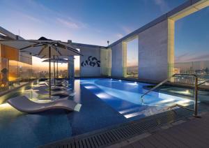 Bazén v ubytování Embassy Suites By Hilton Doha Old Town nebo v jeho okolí