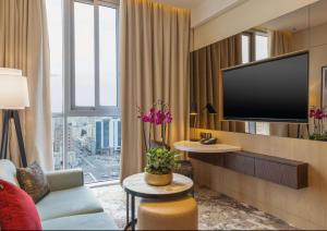 TV o dispositivi per l'intrattenimento presso Embassy Suites By Hilton Doha Old Town