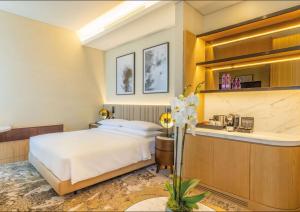 Letto o letti in una camera di Embassy Suites By Hilton Doha Old Town