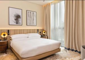 Letto o letti in una camera di Embassy Suites By Hilton Doha Old Town
