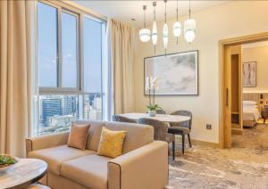 Area soggiorno di Embassy Suites By Hilton Doha Old Town
