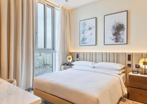 Letto o letti in una camera di Embassy Suites By Hilton Doha Old Town