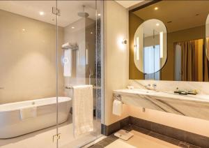 Bagno di Embassy Suites By Hilton Doha Old Town