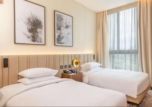 Letto o letti in una camera di Embassy Suites By Hilton Doha Old Town