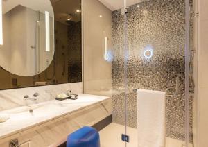 Bagno di Embassy Suites By Hilton Doha Old Town