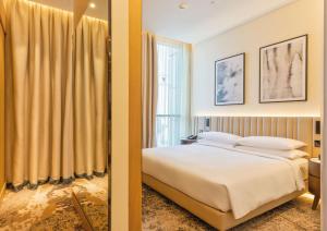 Letto o letti in una camera di Embassy Suites By Hilton Doha Old Town