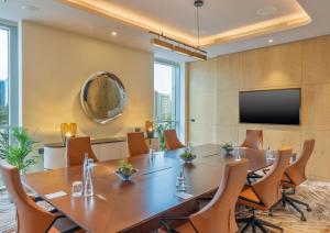 TV o dispositivi per l'intrattenimento presso Embassy Suites By Hilton Doha Old Town
