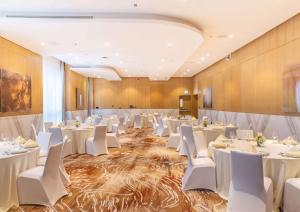 Area soggiorno di Embassy Suites By Hilton Doha Old Town