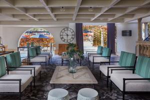 The Lodge at Healdsburg, Tapestry Collection by Hilton的休息区