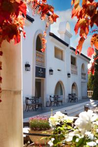 a building with a bunch of tables and flowers at The Lodge at Healdsburg, Tapestry Collection by Hilton in Healdsburg