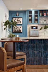 The Lodge at Healdsburg, Tapestry Collection by Hilton的厨房或小厨房