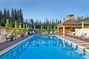 希尔兹堡The Lodge at Healdsburg, Tapestry Collection by Hilton的一个带椅子的游泳池和一个凉亭