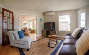 ein Wohnzimmer mit einem Sofa und einem TV in der Unterkunft Lakeview Oasis In Arlington in Arlington