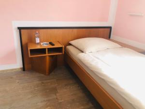 Postel nebo postele na pokoji v ubytování Holmes Café & Pension