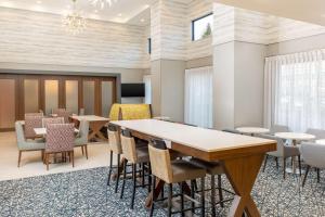 uma sala de jantar com mesas e cadeiras e um lustre em Hampton Inn & Suites Santa Rosa Sonoma Wine Country em Santa Rosa