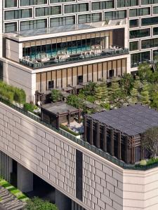einem Luftblick auf ein Gebäude mit einem Dachgarten in der Unterkunft Conrad Shenzhen, Complimentary mini-bar for first round in Shenzhen
