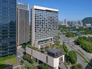 una vista aerea di un alto edificio in una città di Conrad Shenzhen, Complimentary mini-bar for first round a Shenzhen