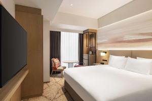 Rúm í herbergi á DoubleTree by Hilton Toyama