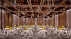 un salón de banquetes con mesas y sillas blancas en Conrad Shenzhen, Complimentary mini-bar for first round, en Shenzhen