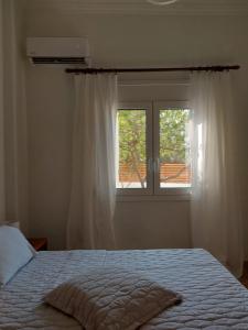 Postel nebo postele na pokoji v ubytování MG elounda apt