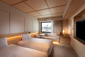 DoubleTree by Hilton Kyoto Higashiyama的电视和/或娱乐中心