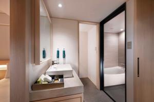 DoubleTree by Hilton Kyoto Higashiyama的一间浴室