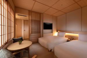 DoubleTree by Hilton Kyoto Higashiyama客房内的一张或多张床位