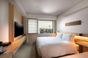 DoubleTree by Hilton Kyoto Higashiyama客房内的一张或多张床位