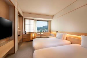 DoubleTree by Hilton Kyoto Higashiyama的电视和/或娱乐中心