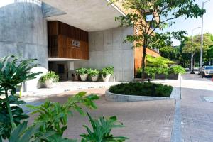 ボゴタにあるSalvio Parque 93 Bogota, Curio Collection by Hiltonの木々と植物が目の前に広がる建物