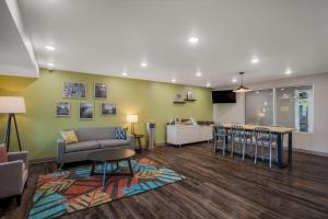 Χώρος καθιστικού στο WoodSpring Suites Milwaukee - Menomonee Falls