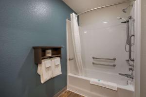 Ένα μπάνιο στο WoodSpring Suites Milwaukee - Menomonee Falls +37 φωτογραφίες