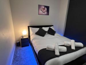 Schlafzimmer mit einem Bett mit weißer Bettwäsche und Kissen in der Unterkunft Quick Aces Premium in Melbourne