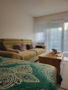 - un salon avec un canapé et un lit dans l'établissement Dolly Apartment Airport, à Velika Gorica