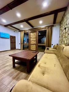 ein Wohnzimmer mit einem Sofa und einem Tisch in der Unterkunft Ojakh Resort in Idschewan