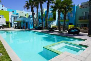 uma piscina em frente a um edifício com palmeiras em Beach Vibes 72 Gardenhaus em Tijuana