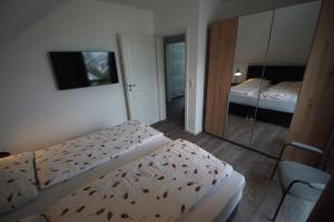 ein kleines Schlafzimmer mit 2 Betten und einem Spiegel in der Unterkunft Linda in Brasilien