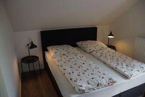 En eller flere senge i et værelse på Linda + 5 billeder