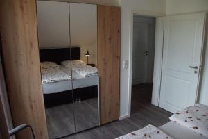 En eller flere senge i et værelse på Luise + 5 billeder