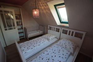 En eller flere senge i et værelse på Linnea