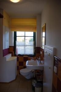 een badkamer met een toilet en een wastafel bij Linnea in Brasilien