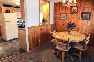 Η κουζίνα ή μικρή κουζίνα στο Lazy R Cottages- 8 cabin