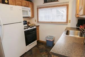 Η κουζίνα ή μικρή κουζίνα στο Lazy R Cottages- 8 cabin