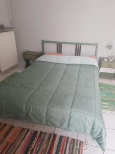 A bed or beds in a room at Marilena House Plataria