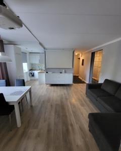 ein Wohnzimmer mit einem Sofa und einem Tisch in der Unterkunft The entire comfortable apartment in Rakvere