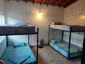 Almarita Casa Belga في ميديلين: غرفة مع ثلاثة أسرة بطابقين في غرفة